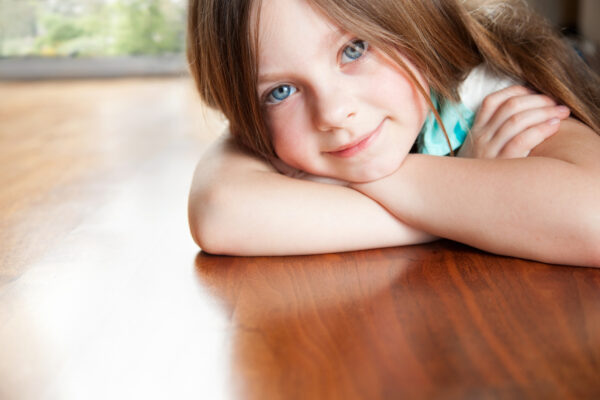adorable little girl in livingroom. vibrant colors. there´s still detail in the highlights.
